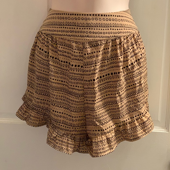 Audrey 3+1 ruffle hem tan shorts w/ black print - Picture 2 of 5
